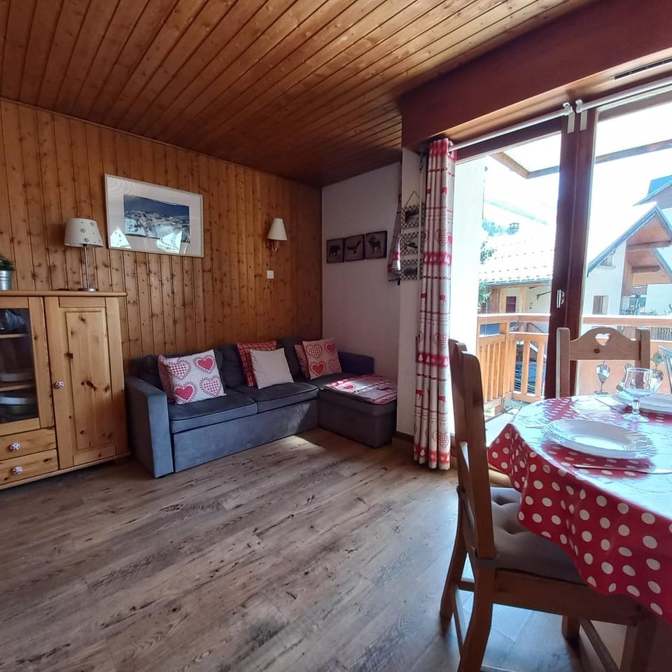 Living room, Photo of the whole room, Seating area, Dining area