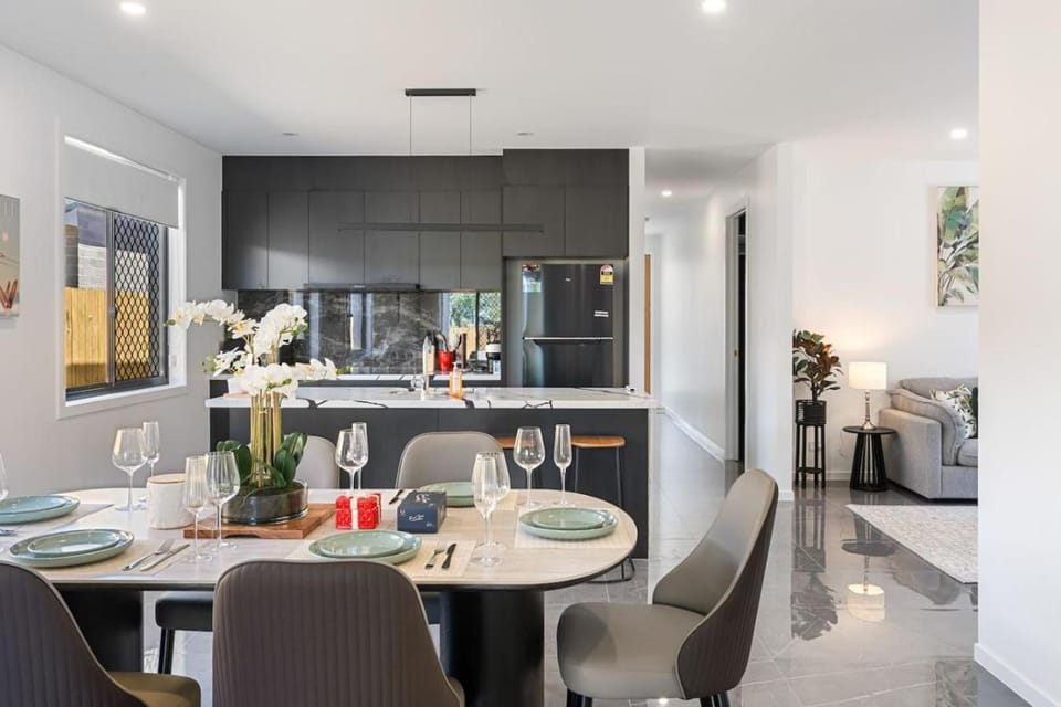 Elegant Roomy 4BR Retreat Close to Town Centre House in Brisbane