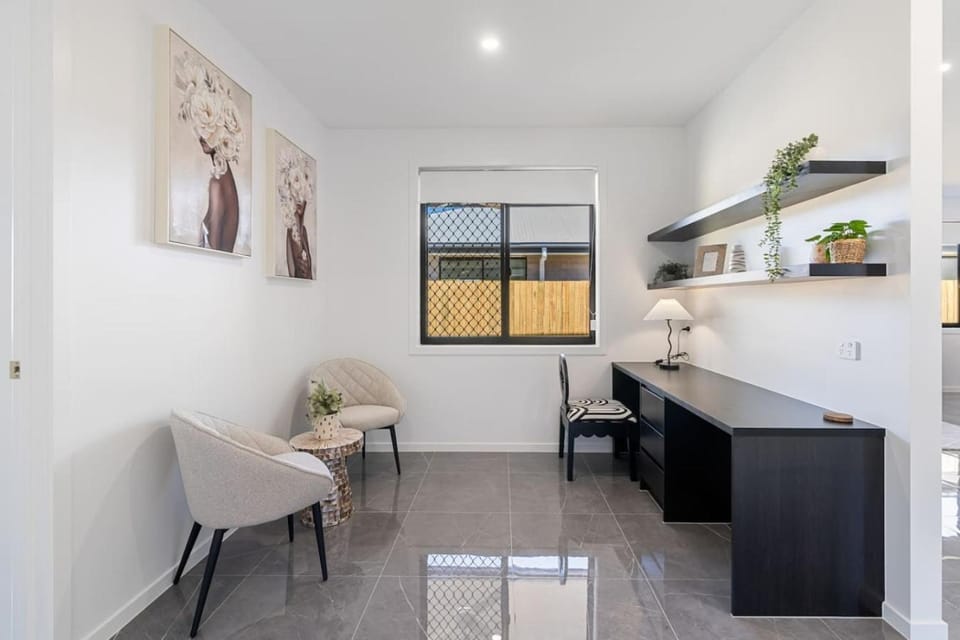 Elegant Roomy 4BR Retreat Close to Town Centre House in Brisbane