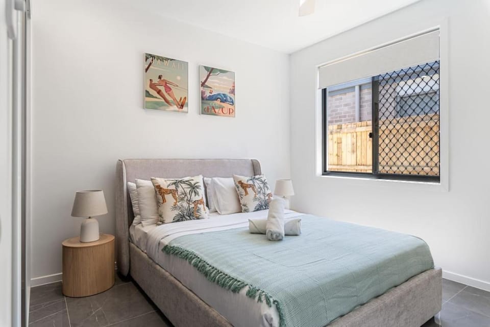 Elegant Roomy 4BR Retreat Close to Town Centre House in Brisbane