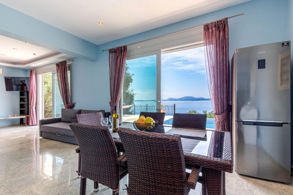Kitchen or kitchenette, Seating area