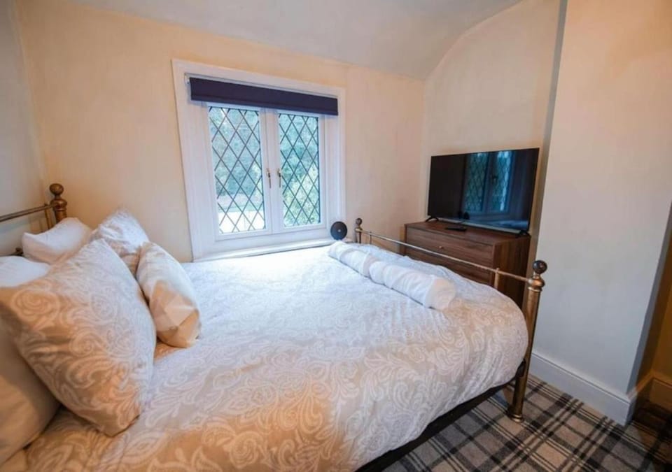 Bed, TV and multimedia, Bedroom