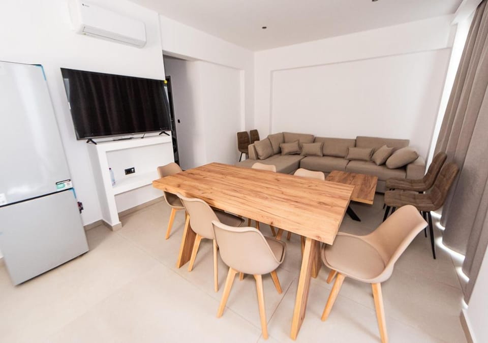 TV and multimedia, Seating area, Dining area