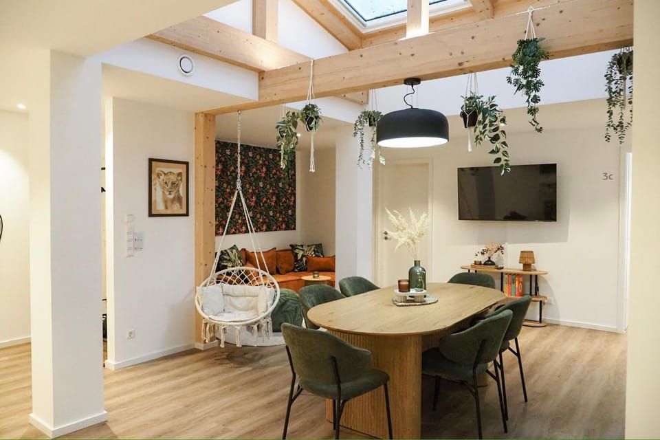 TV and multimedia, Living room, Seating area, Dining area