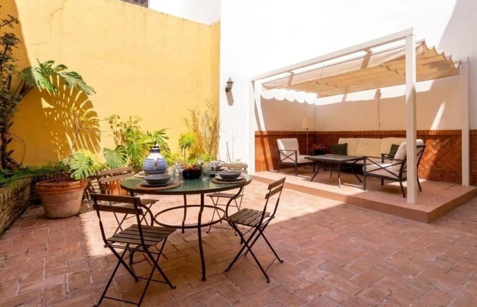 Property building, Patio, Solarium, Dining area