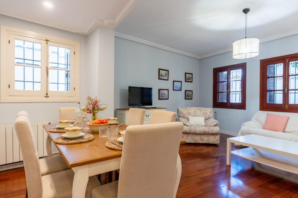 Communal lounge/ TV room, TV and multimedia, Lounge or bar, Seating area, furniture