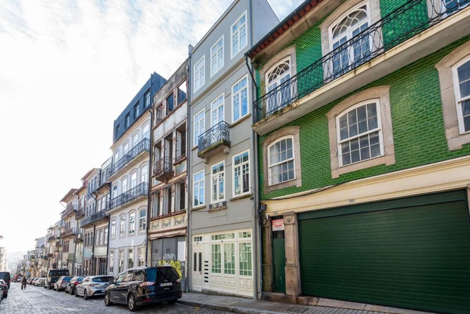 Property building, Location