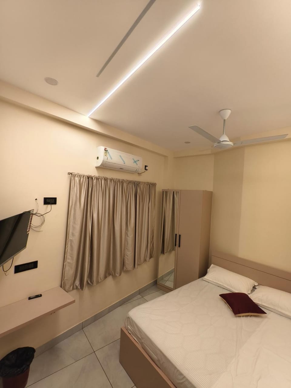 Bed, TV and multimedia, Photo of the whole room, Bedroom