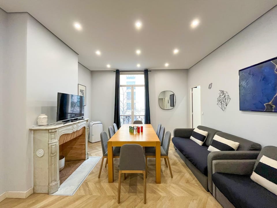 UrbanFlat 126 - Grand Appartement Parisien dans le centre Apartment in Paris