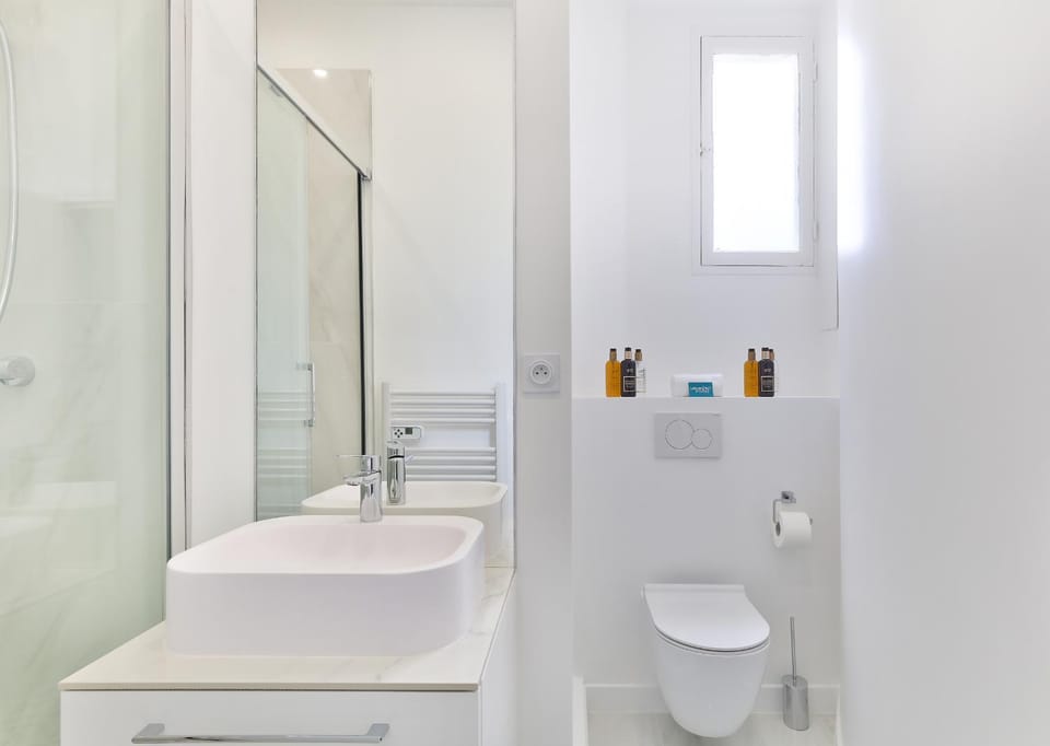 UrbanFlat 126 - Grand Appartement Parisien dans le centre Apartment in Paris