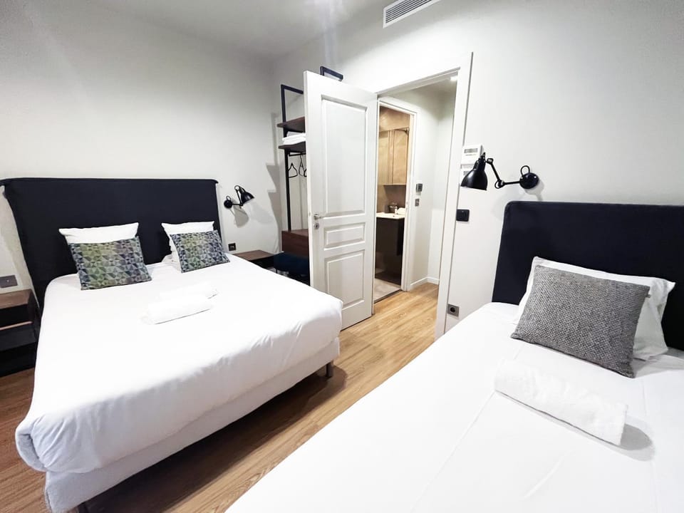 UrbanFlat 79 - Bel appartement de 4 chambres Republique Apartment in Paris