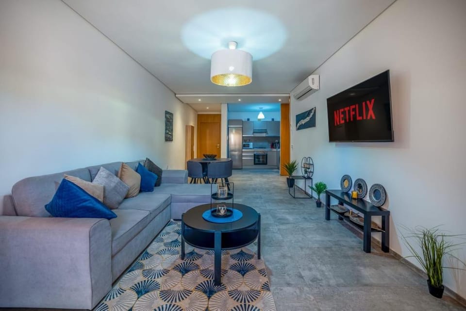 TV and multimedia, Living room, Seating area, Evening entertainment