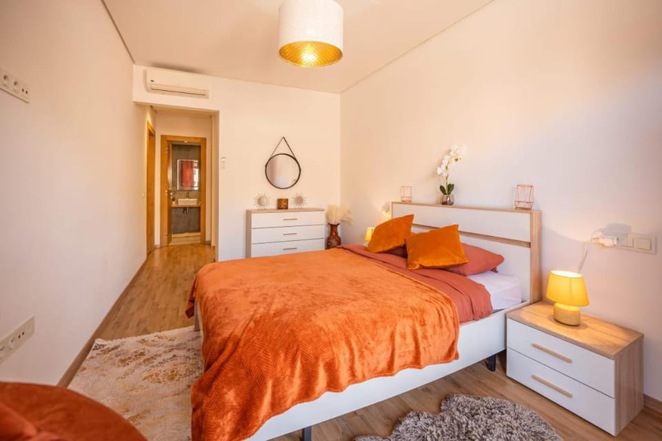 Bed, Photo of the whole room, Seating area, Bedroom