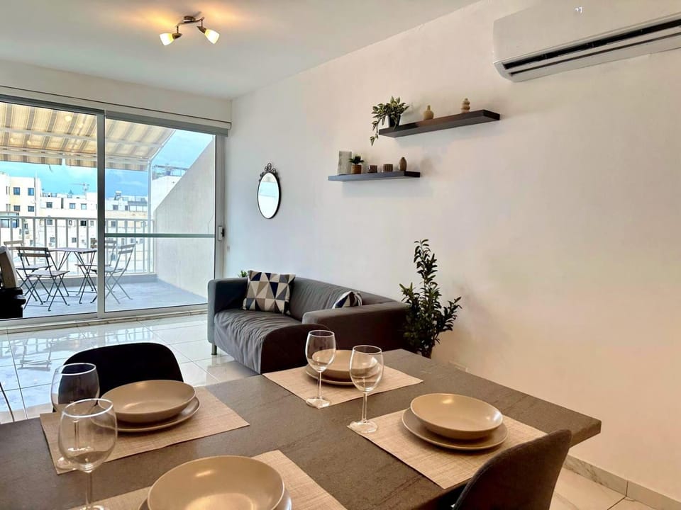 Penthouse with two balconies and views of Msida marina and Valletta Apartment in Malta