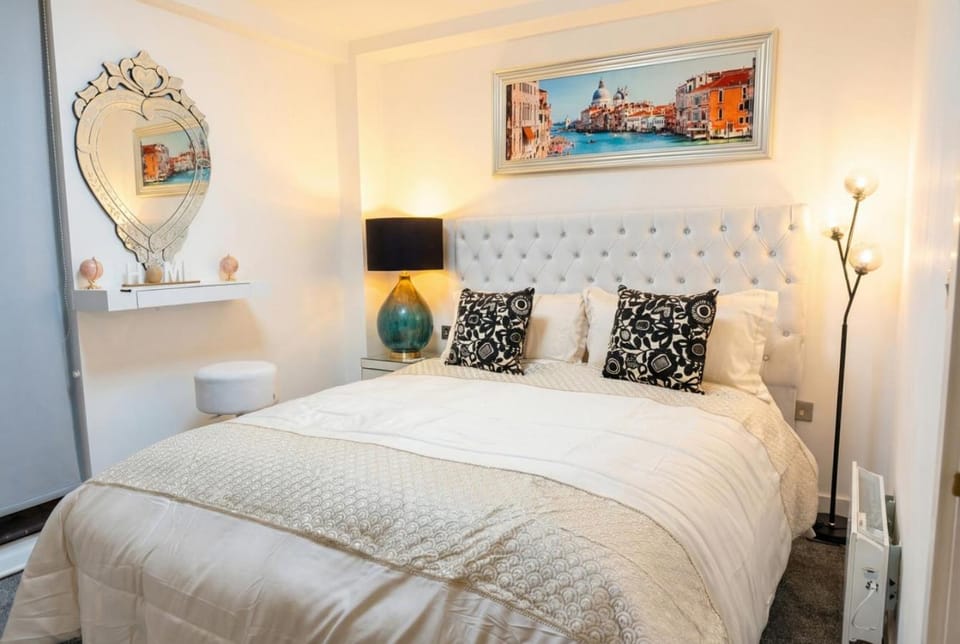 Bed, Photo of the whole room, Decorative detail, Bedroom