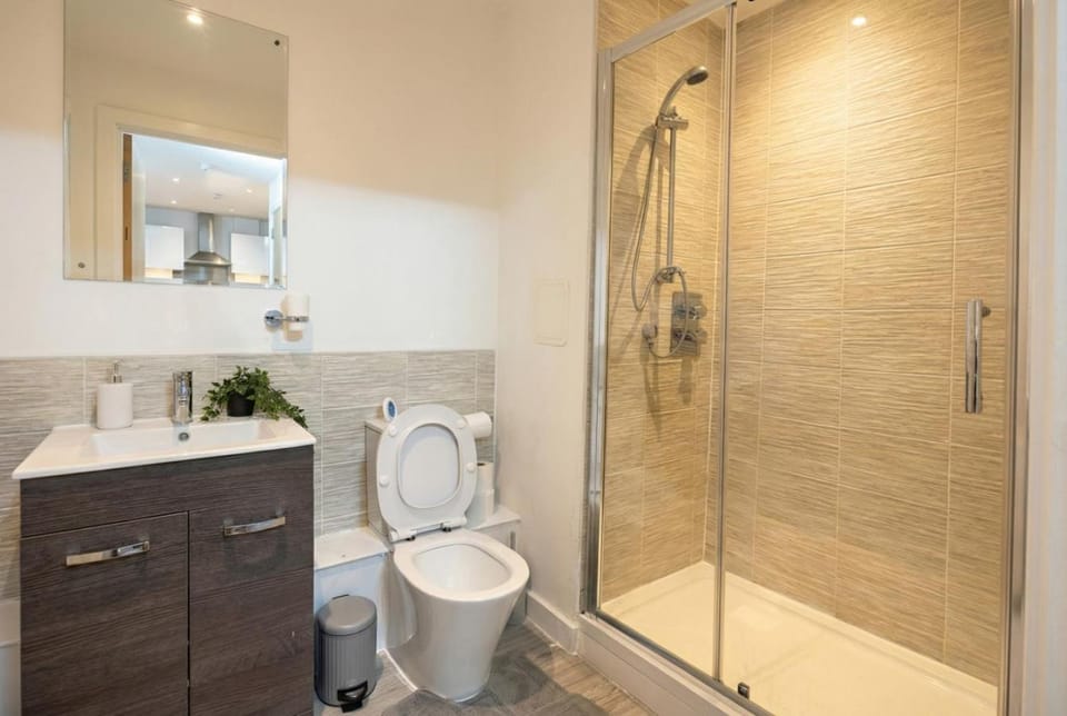 Shower, Toilet, Bathroom, bidet, towels