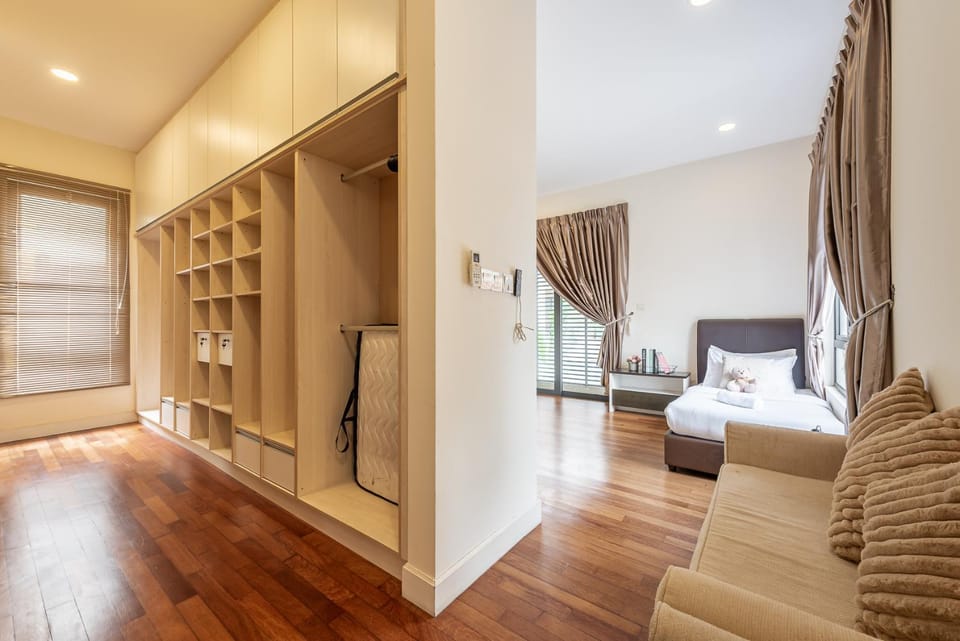 Bed, Photo of the whole room, Seating area, Bedroom, wardrobe