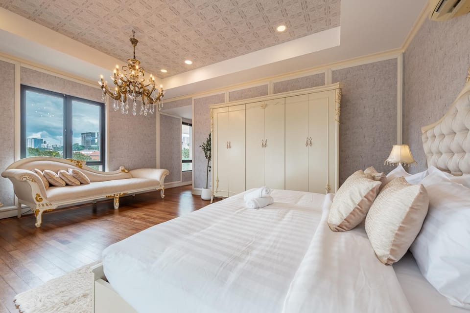 Bed, Photo of the whole room, Seating area, Bedroom, wardrobe