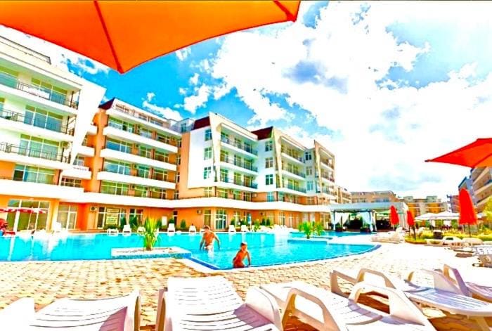 Property building, Patio, Day, Pool view, Swimming pool, sunbed