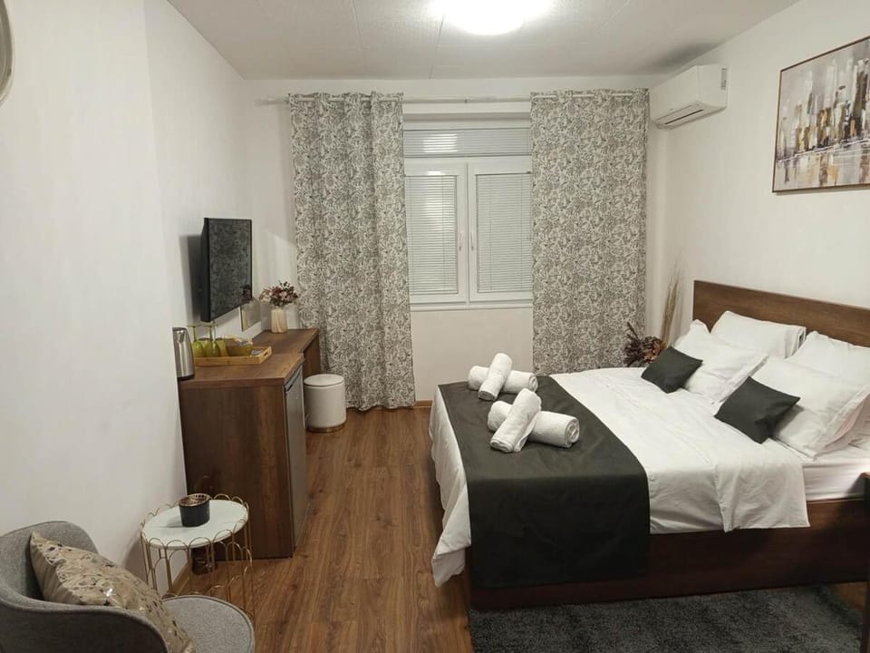 Bed, TV and multimedia, Photo of the whole room, Seating area, Bedroom