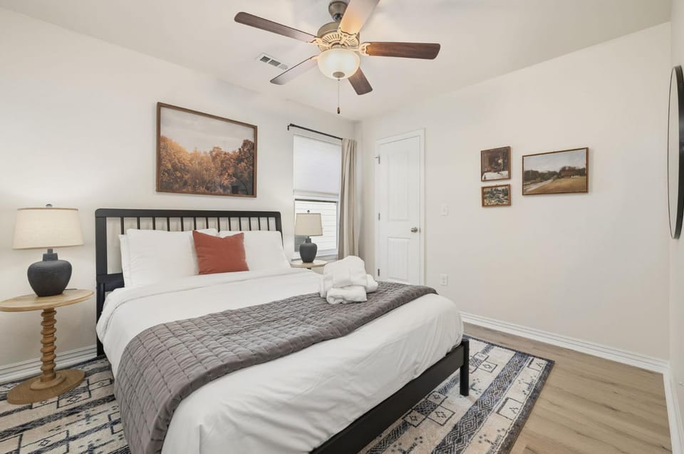 The Encore - 2 mi to Amp - 1 mi to Promenade House in Rogers