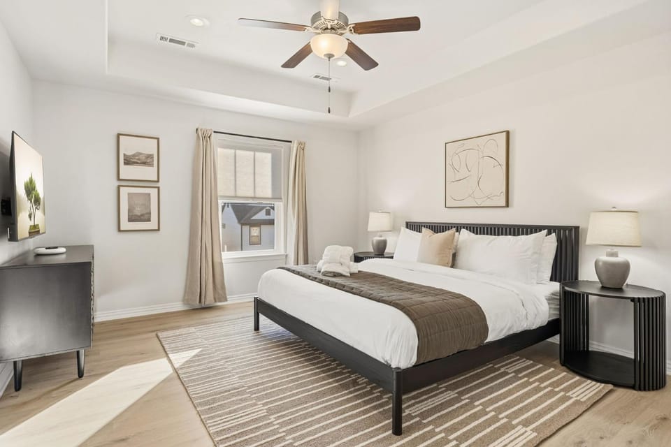 The Encore - 2 mi to Amp - 1 mi to Promenade House in Rogers