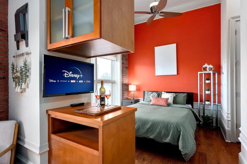 1 min walk Downtown ILM Photogenic Live Oak Apartment in Wilmington