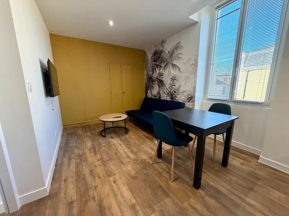 T2 rénové avec salon séparé, canapé, TV Apartment in Pays de la Loire