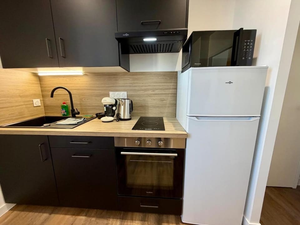 T2 rénové avec salon séparé, canapé, TV Apartment in Pays de la Loire