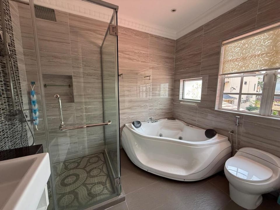 Grand Luxe Bangalow 8BR, Ampang Utama Park, LRT Villa in Federal Territory of Kuala Lumpur