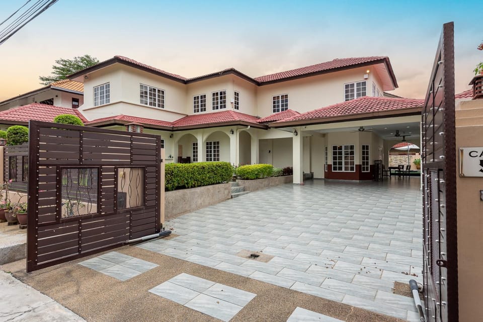 Grand Luxe Bangalow 8BR, Ampang Utama Park, LRT Villa in Federal Territory of Kuala Lumpur