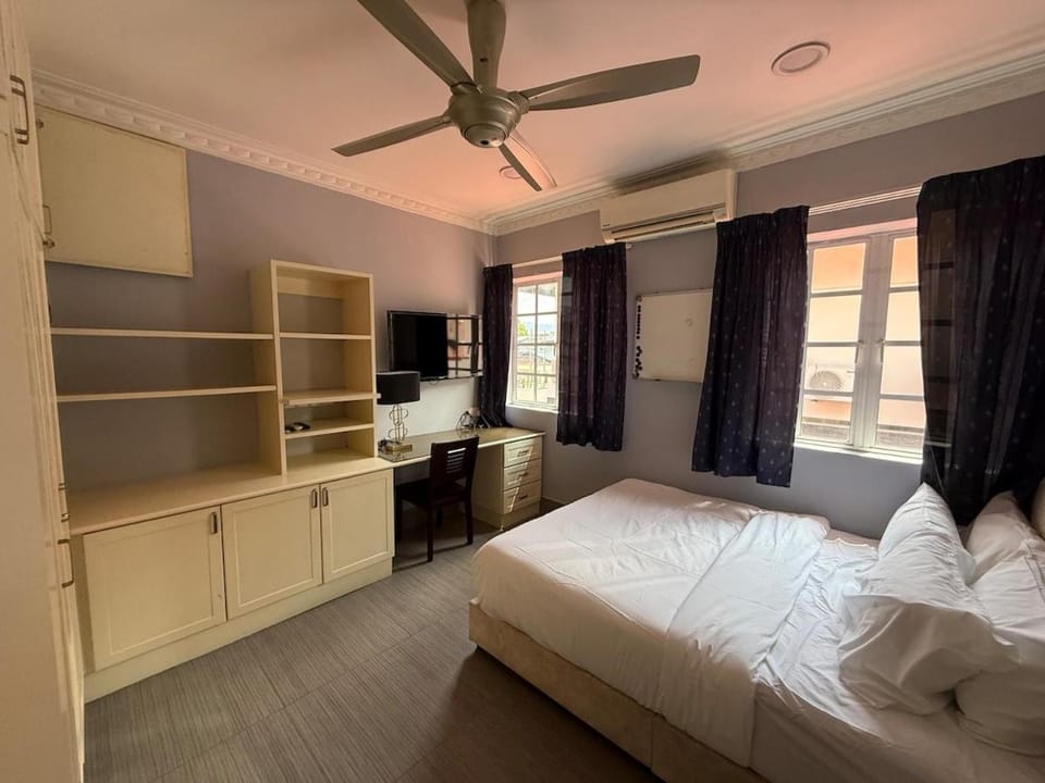 Grand Luxe Bangalow 8BR, Ampang Utama Park, LRT Villa in Federal Territory of Kuala Lumpur