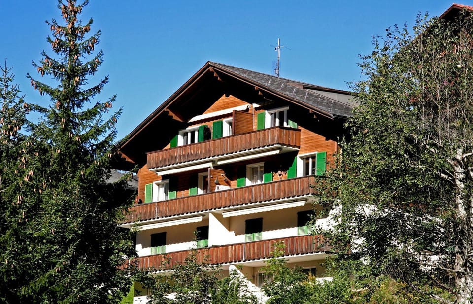 Property building, Off site, Day, Summer, Balcony/Terrace