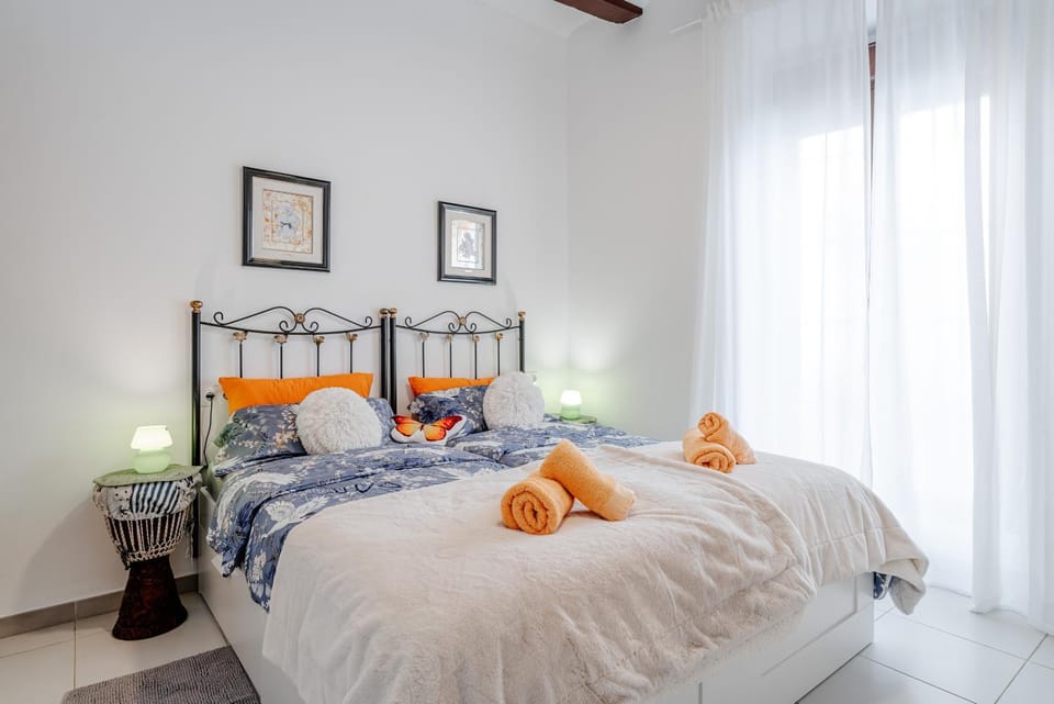 Bed, Bedroom, towels