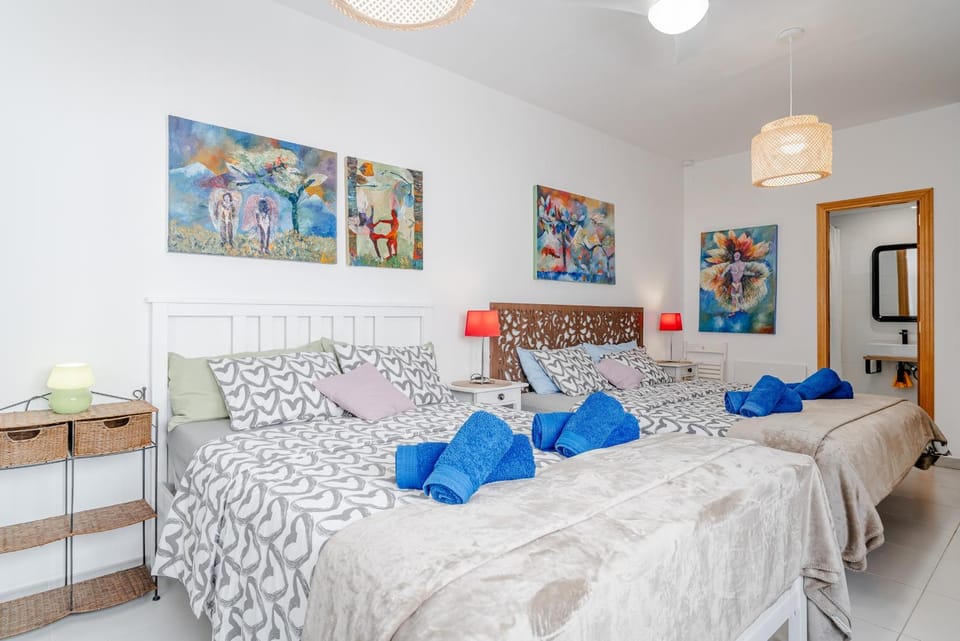 Bed, Bedroom, towels