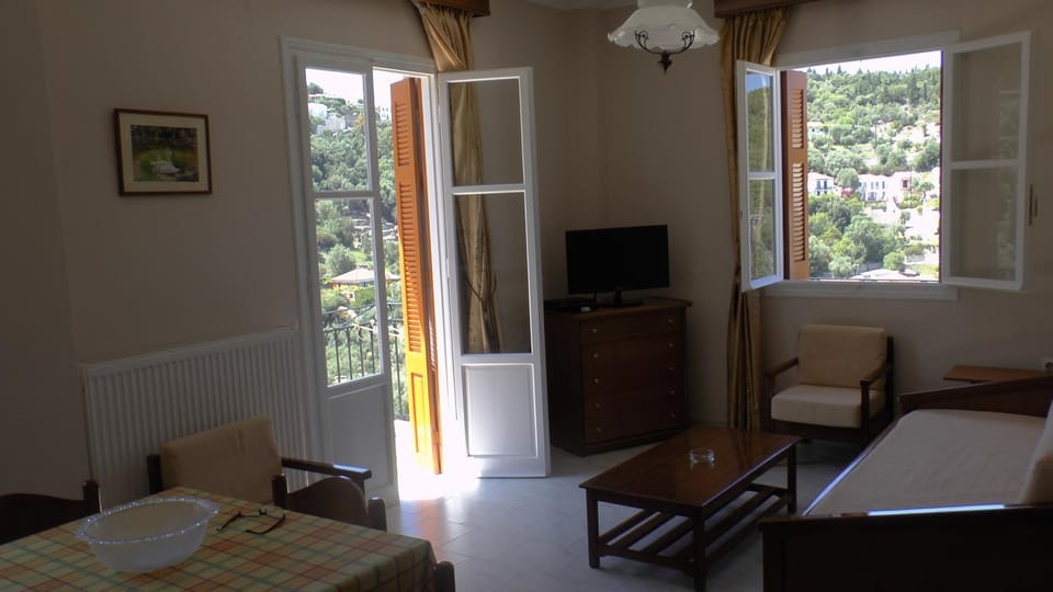TV and multimedia, Balcony/Terrace, Living room, Seating area