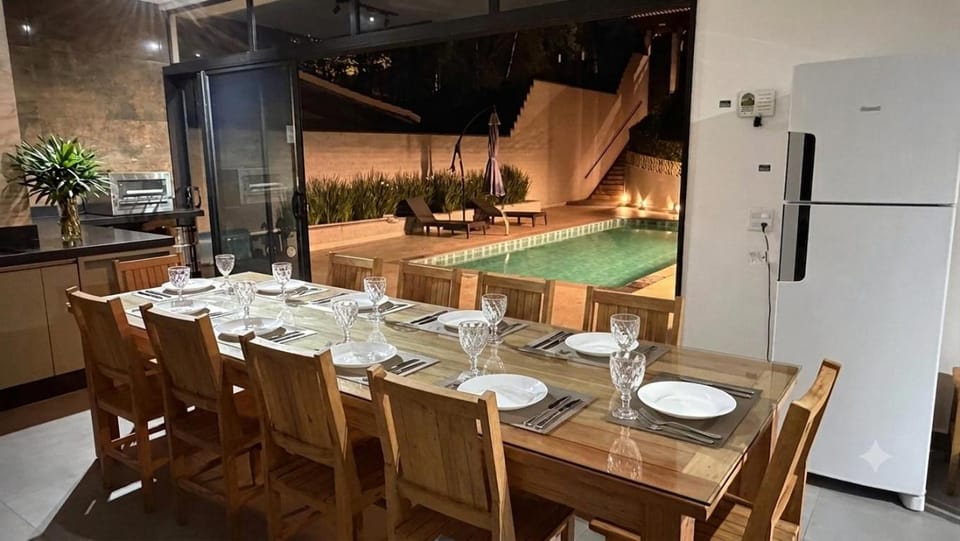 Dining area, Pool view