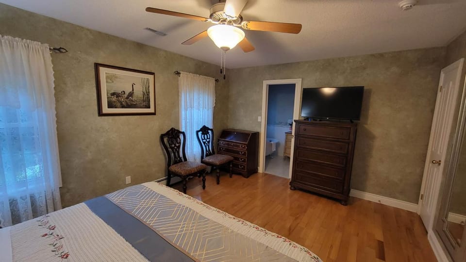 Communal lounge/ TV room, Bed, TV and multimedia, Photo of the whole room, Bedroom