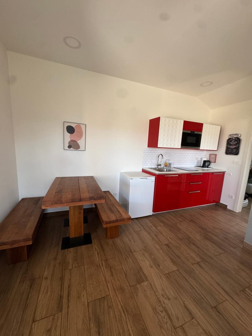 Kitchen or kitchenette, Dining area