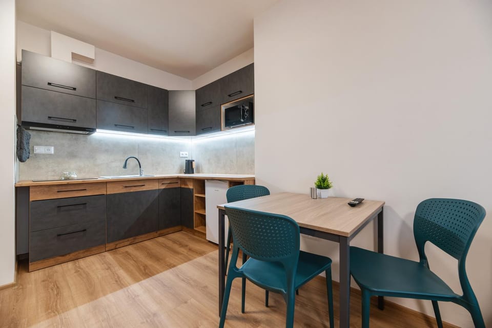 Kitchen or kitchenette, Dining area, stove