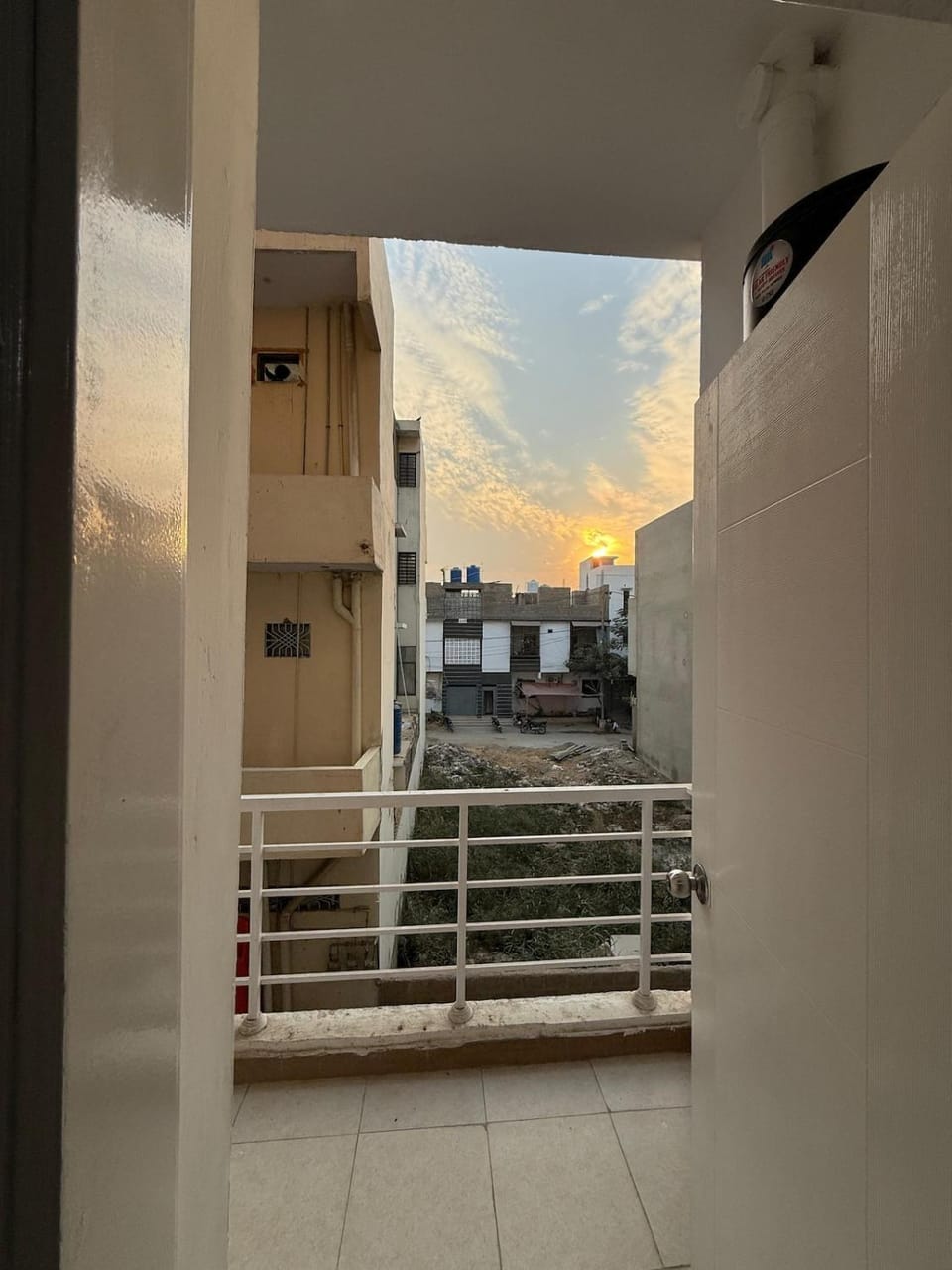 2 BED APARTMENT - 15 MINUTE DRIVEs FROM AIRPORT Apartment in Karachi