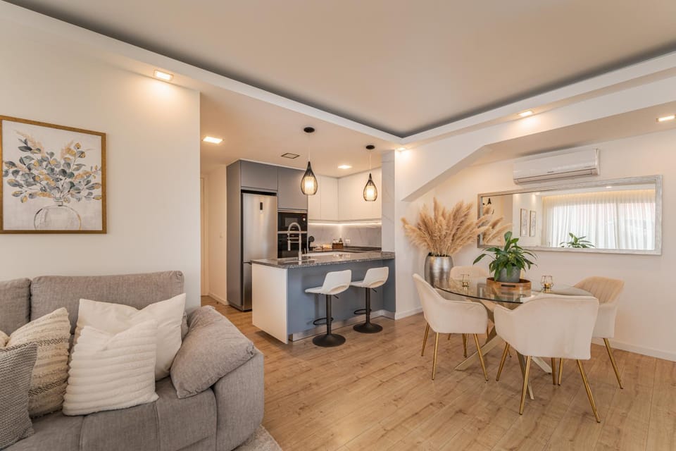Kitchen or kitchenette, Seating area, Dining area