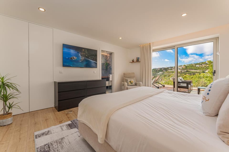 Bed, Natural landscape, Photo of the whole room, Bedroom