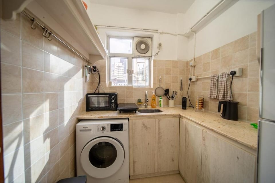 Coffee/tea facilities, Kitchen or kitchenette, oven, stove, toaster, washing machine, dryer