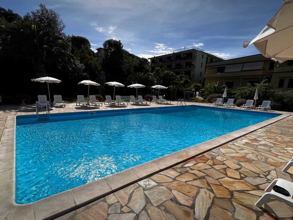 Pool view, Swimming pool, sunbed