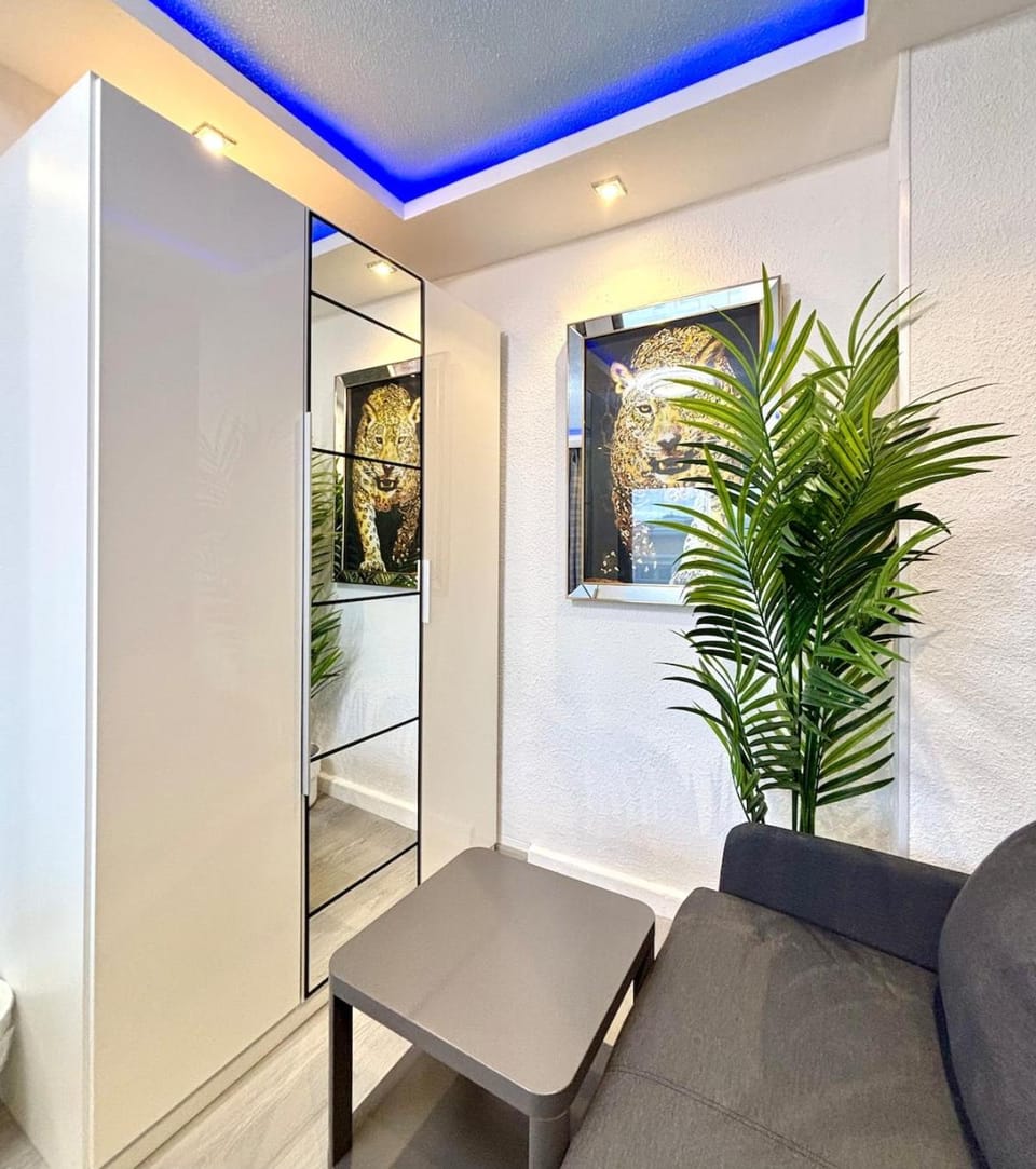 Seating area, Bedroom, wardrobe