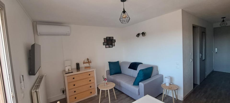 Living room, Seating area, Dining area, air conditioner