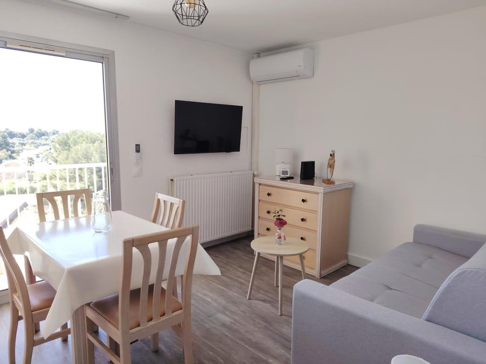 TV and multimedia, View (from property/room), Balcony/Terrace, Living room, Seating area, Dining area, air conditioner