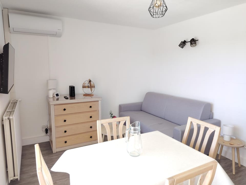 TV and multimedia, Living room, Seating area, Dining area, air conditioner