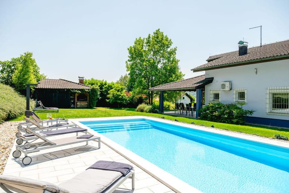 Property building, Spring, Day, Garden, Swimming pool, sunbed